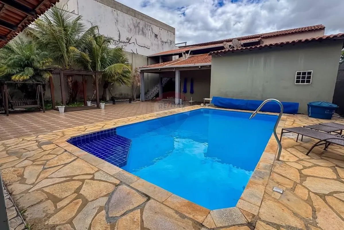 OPORTUNIDADE EM LOTE 800M2: CASA + APARTAMENTO INDEPENDENTE + LAZER COMPLETO Pro...