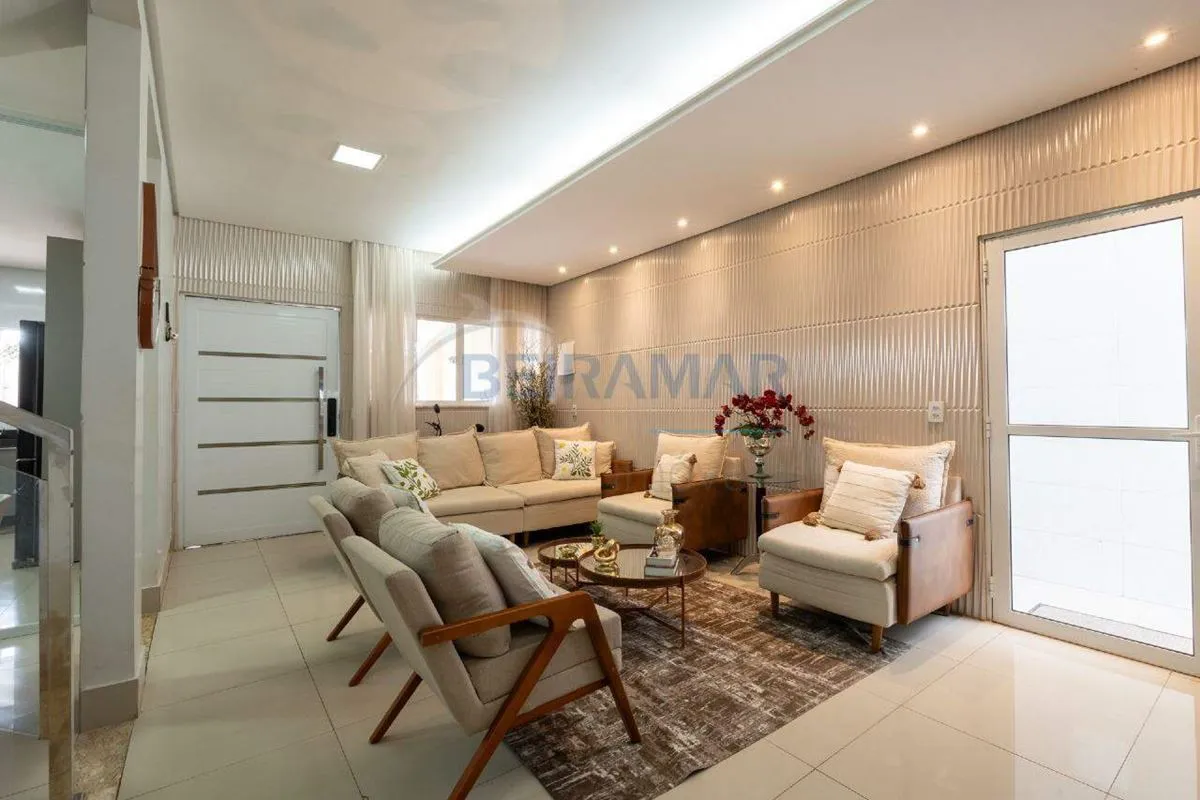 Excelente sobrado de alto padrão, construído em lote de 150m², com impressionant...