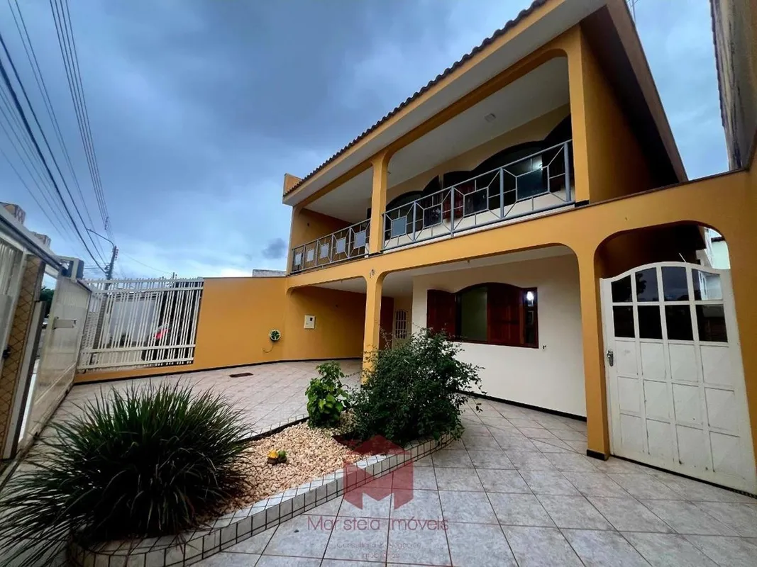 Espaçoso sobrado de 348 m² construídos, solto no lote (200 m²) e com excelente v...