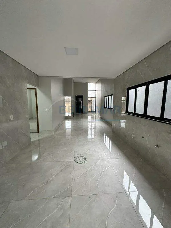 Esta casa é a escolha ideal para quem busca um imóvel moderno, bem distribuído e...