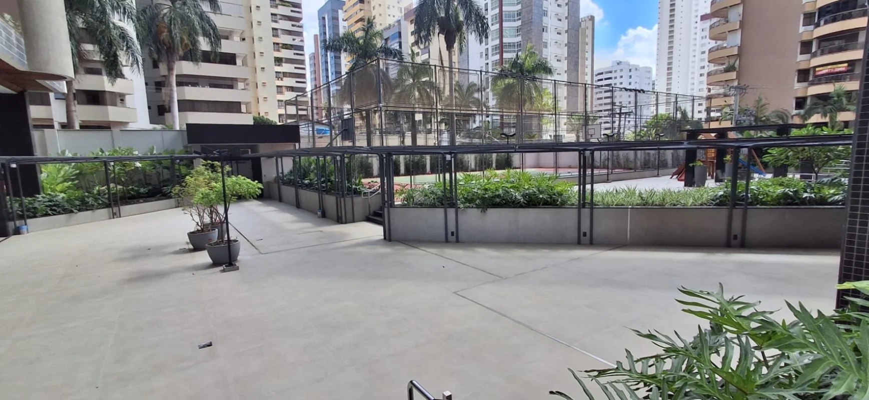 O imóvel está localizado no bairro Setor Bueno possui 215 metros quadrados com 4...