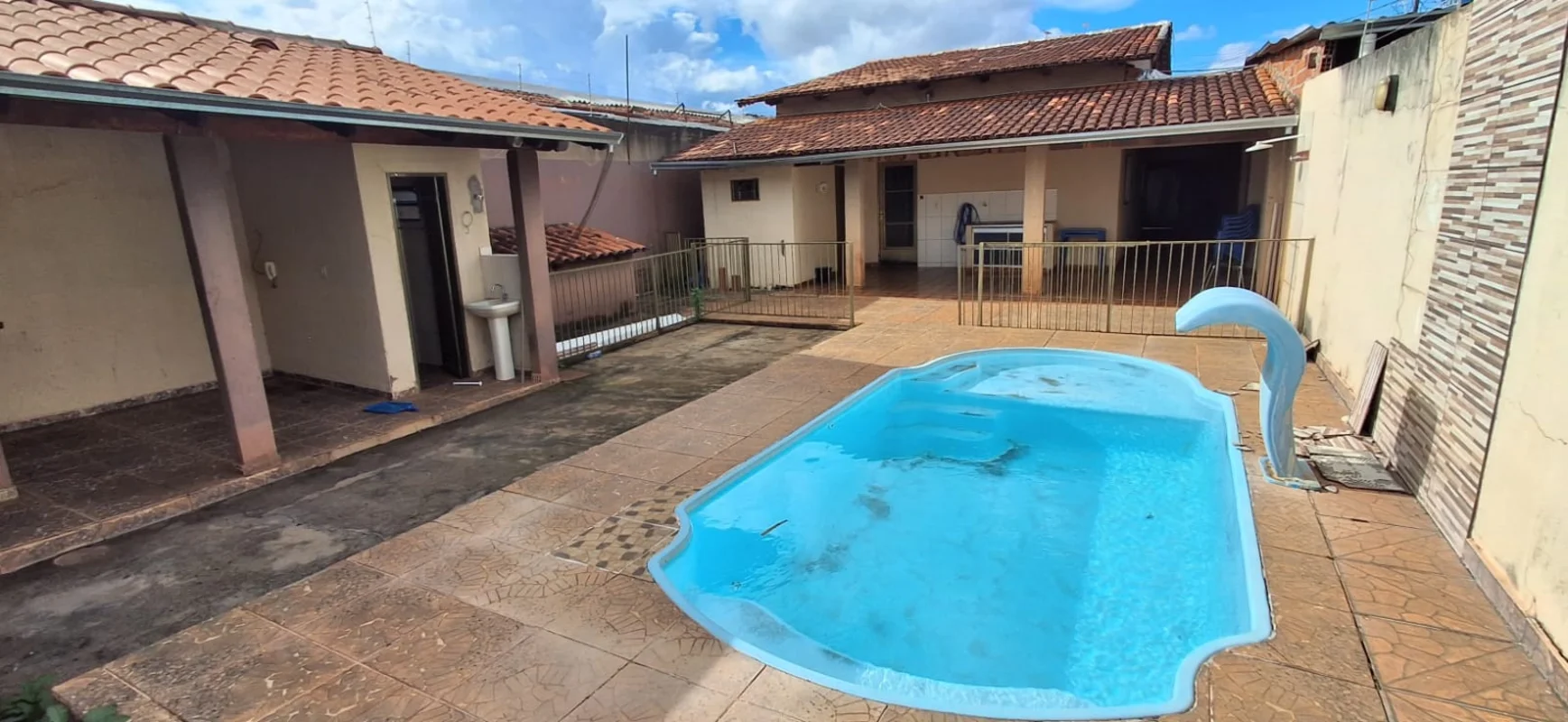 O imóvel está localizado no bairro Setor das Nações Extensão com 180 metros quad...