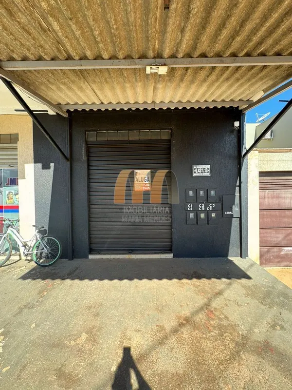 Sala comercial com banheiro, pia e porta de aço 08/02/26