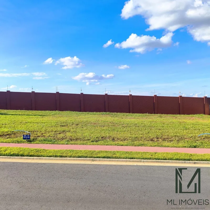 Lote no Jardins Versalhes | Aparecida de Goiânia | 235m²Lote localizado no condo...