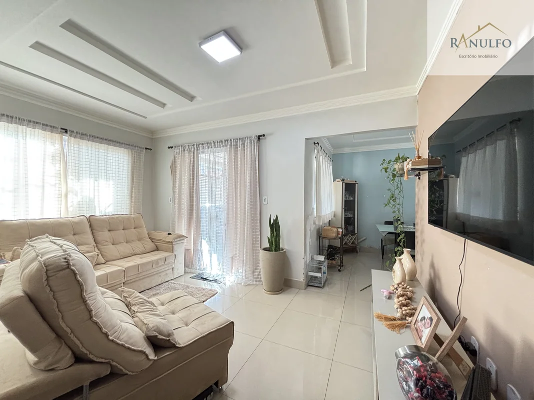 Oportunidade;Excelente casa, na laje, piso em porcelanato, suite;Ao lado do Tagu...