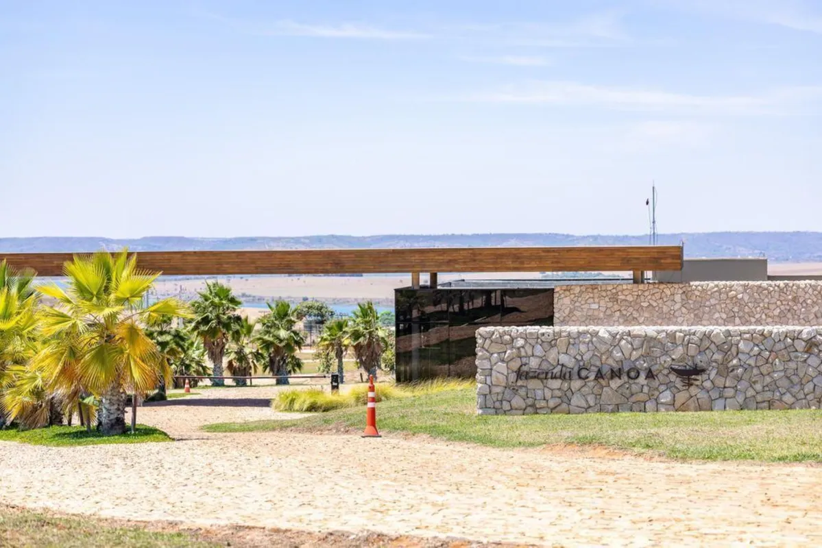 Este terreno de 747,75 m² oferece a base ideal para quem deseja construir uma ca...