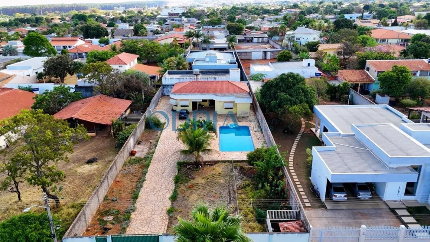 Condomínio Mansões Entre Lagos | Casa com Piscina e 4 Quartos (2 Suítes)Destaque...