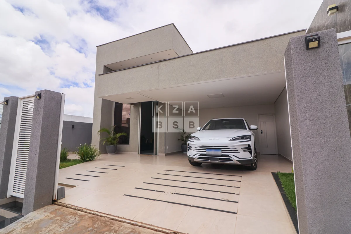 São 245 m² de área construída em um terreno de 400 m², com uma planta térrea que...