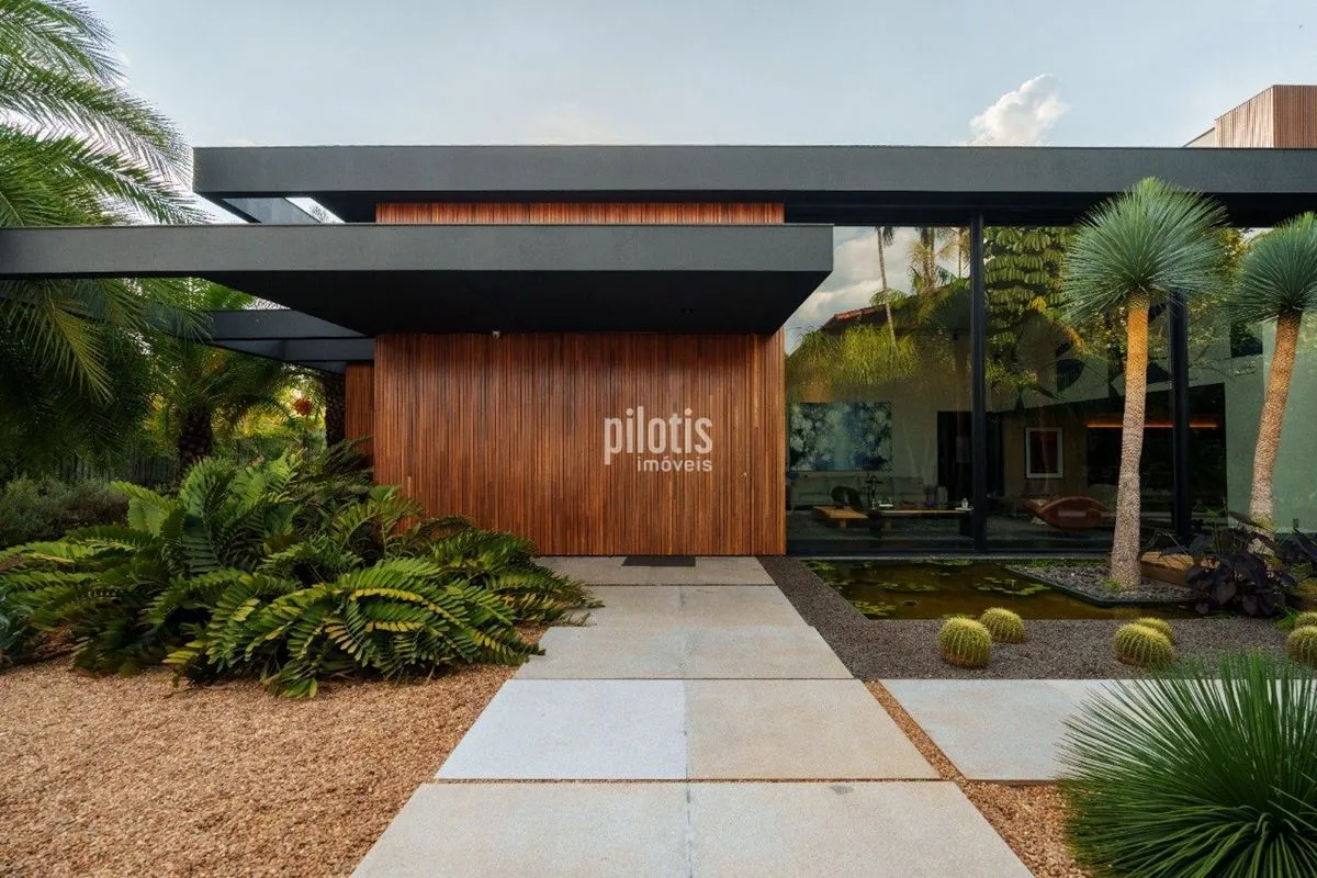 Casa em lote especial de ponta de quadra contando com um paisagismo fantástico !...