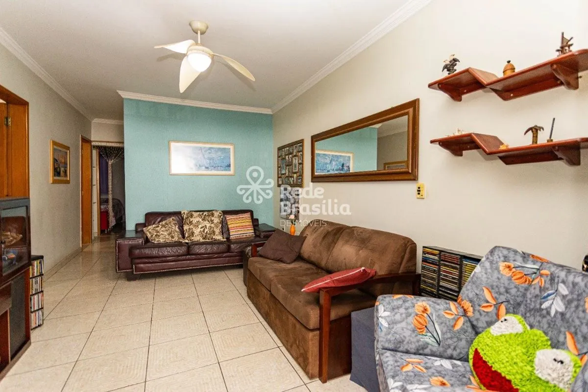 QI 11 | Guara ICasa térrea, toda na laje, localizada em uma das quadras mais tra...