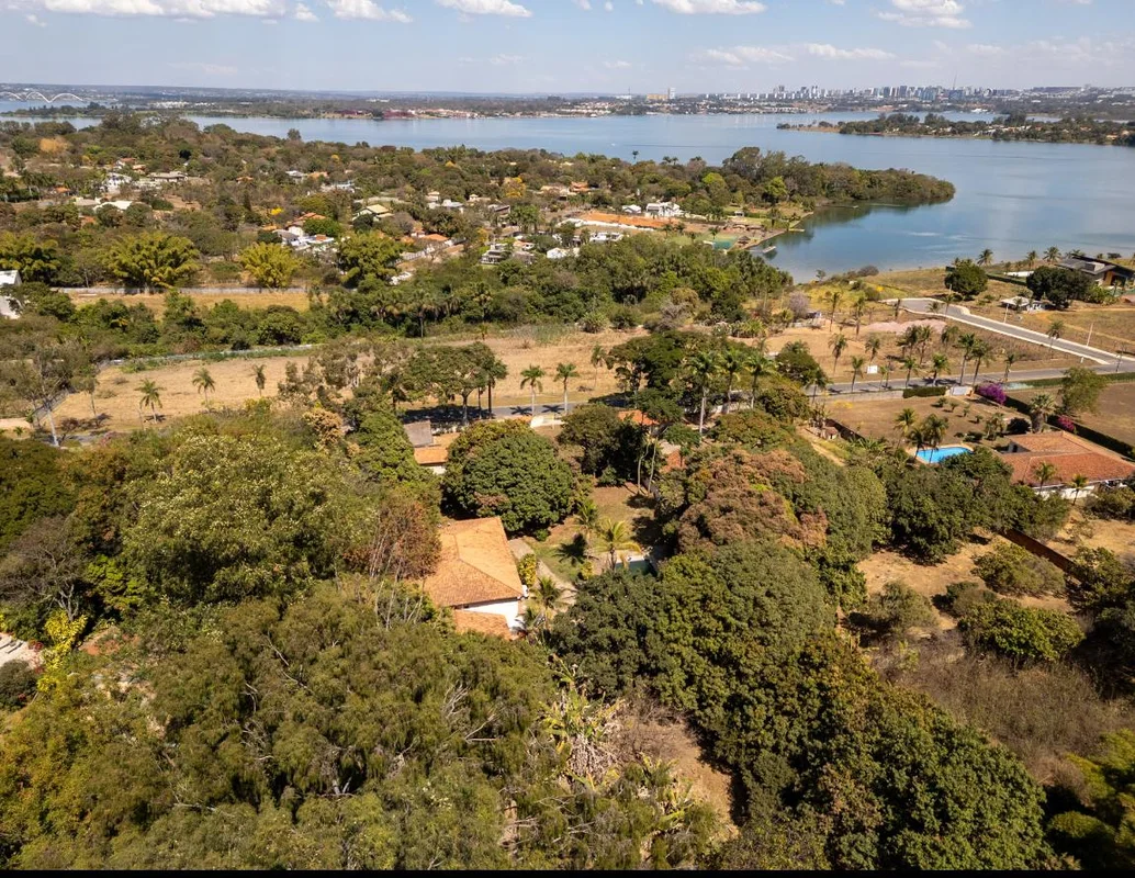 GRANDE OPORTUNIDADEVENDO TERRENO NO TERRENO TEM UMA CASA SIMPLES COM 3QTSLocaliz...