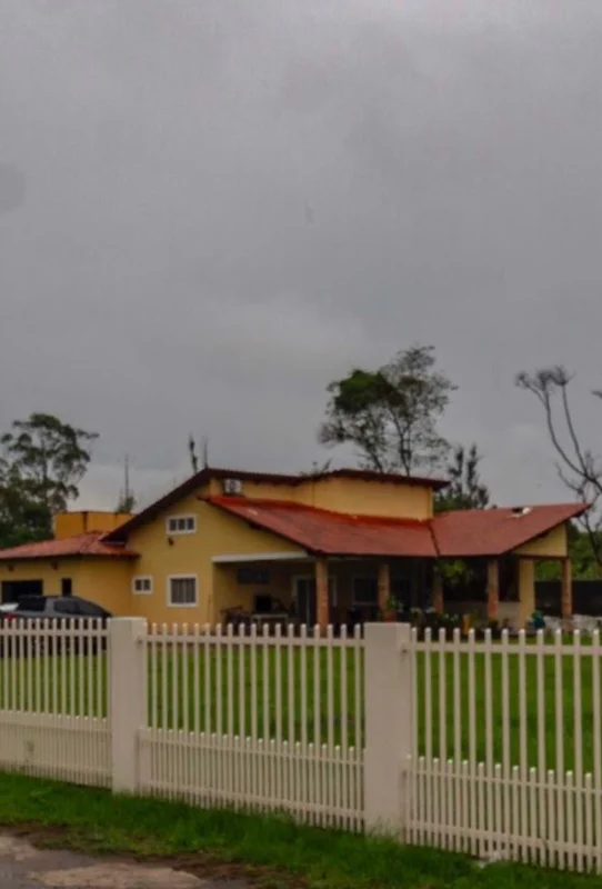 Descubra uma oportunidade única de morar no coração do Park Way, em Brasília: um...