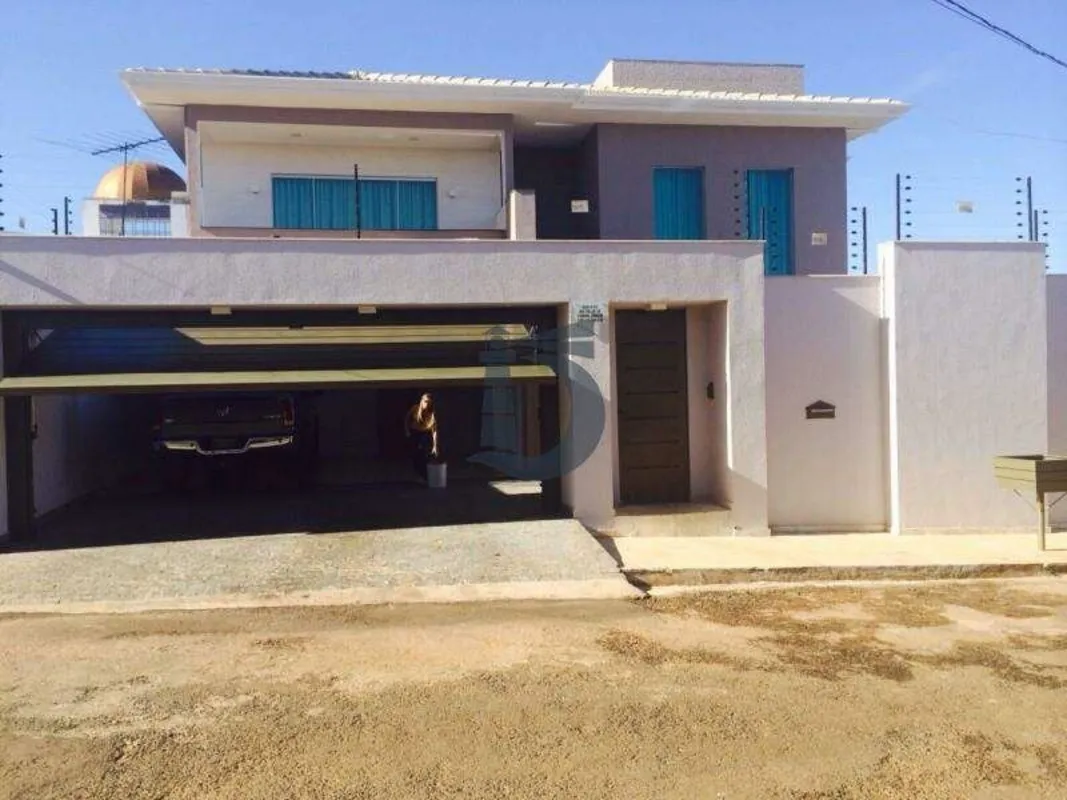 Sobrado Residencial contendo 04 suítes sendo 01 master com closet 03 salas cozin...