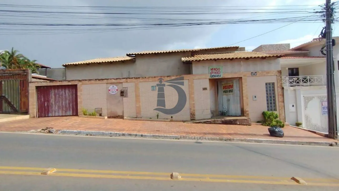 Casa residencial com aproximadamente 900 m² de terreno e 220 m² de área construí...