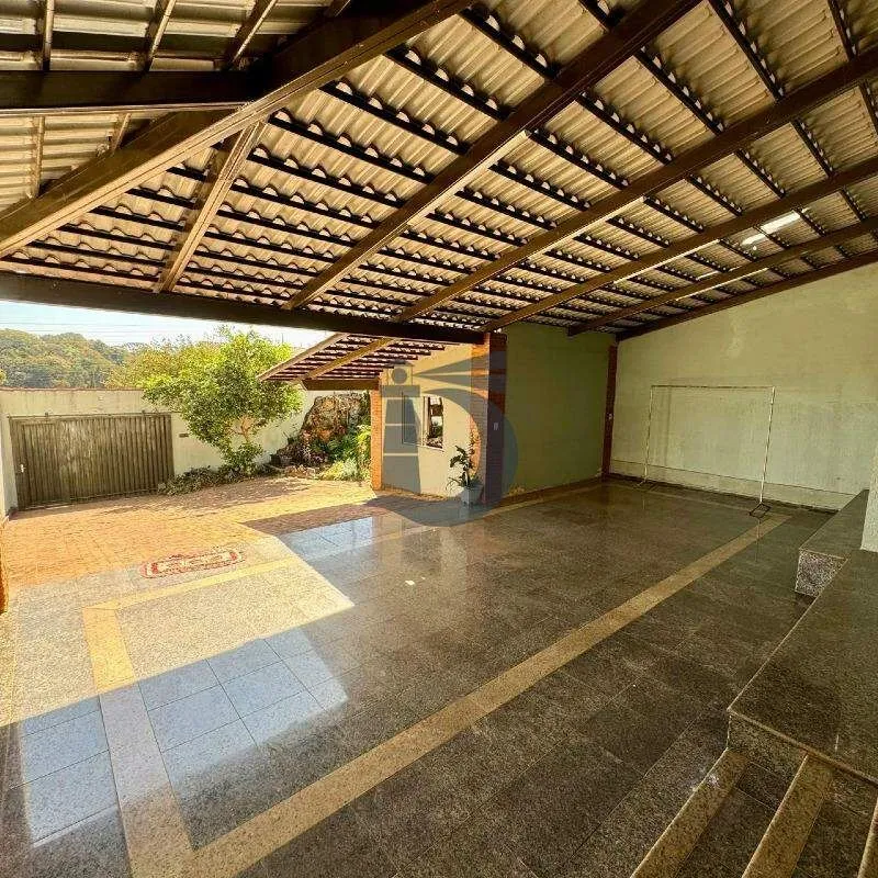 Sobrado com aproximadamente 270m² distribuídos em duas salas, lavabo, circulação...