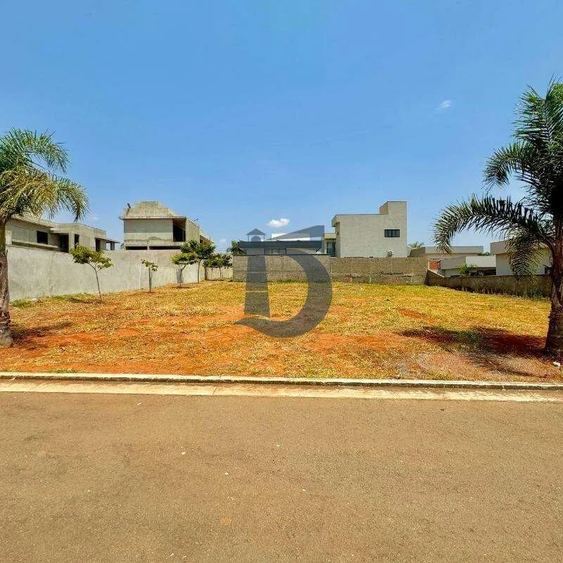 Lote residencial com 12 metros de frente e 30 metros de extensão de cada lado. C...