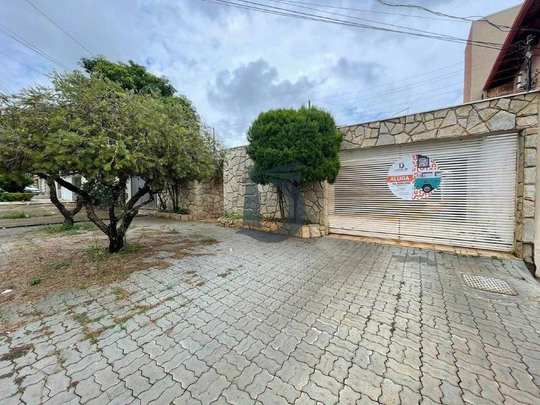 Casa com aproximadamente 280 m² de área construída: 03 Quartos sendo 01 suíte, 0...