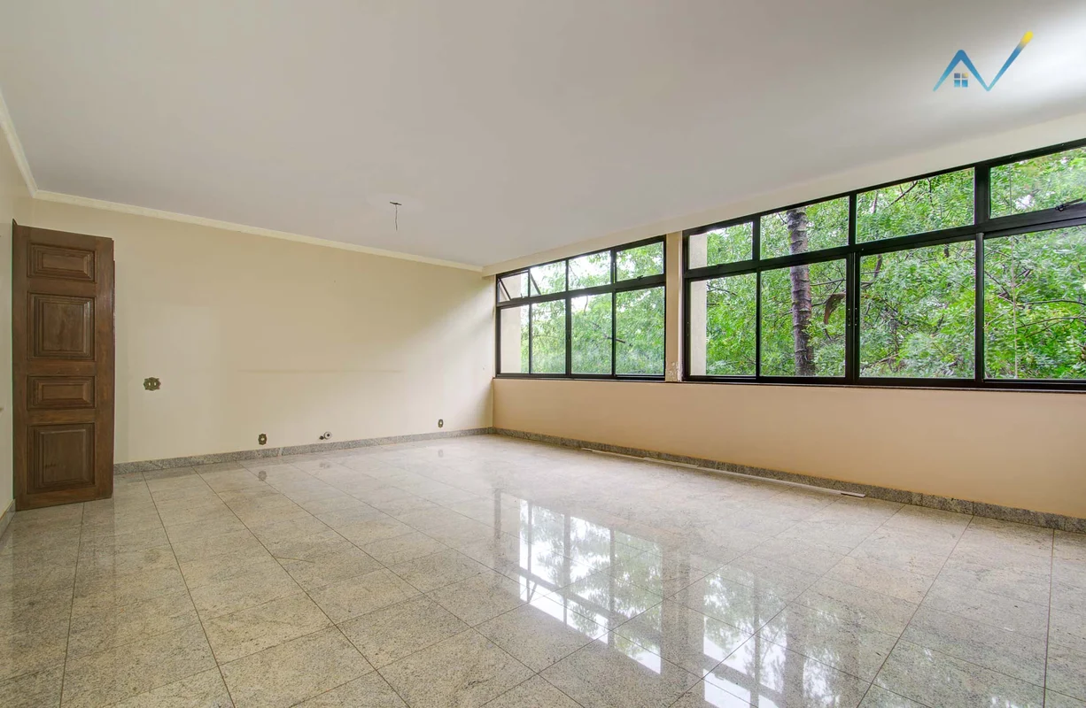 Descubra um apartamento confortável na localização privilegiada da SQS 103 Bloco...