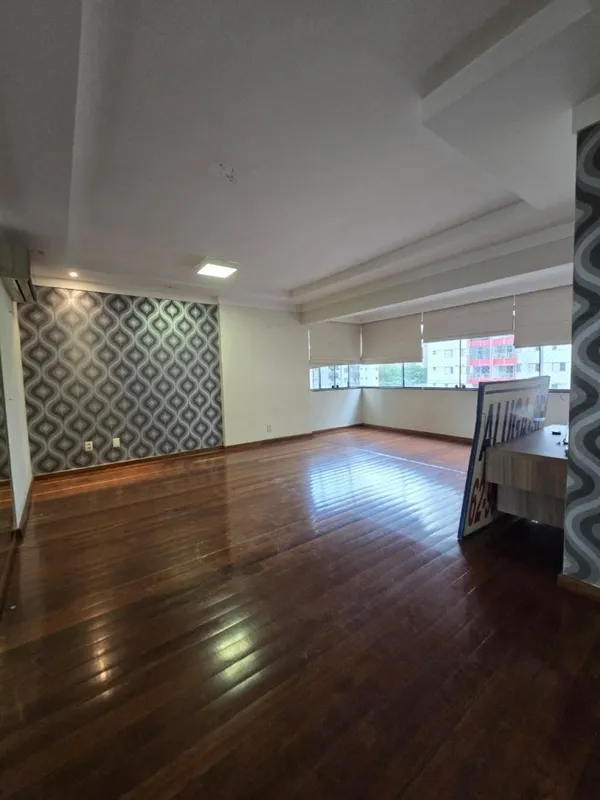 Apartamento amplo e bem distribuído, com 3 quartos, todos com armários planejado...