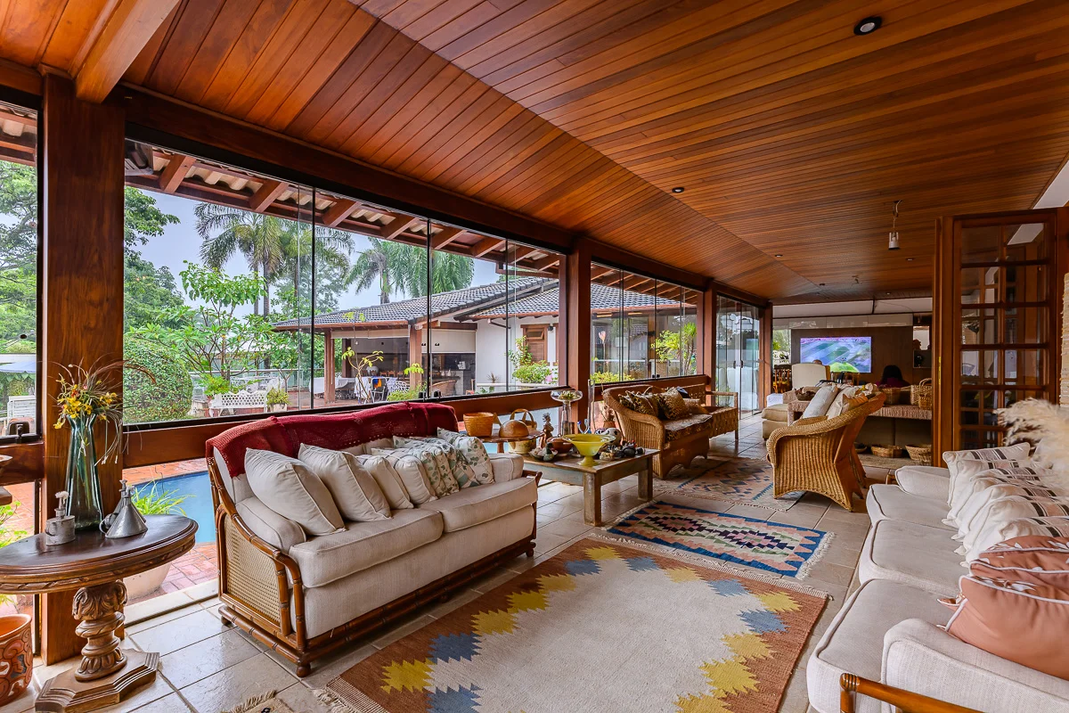 Arquitetura colonial, jardim exuberante e 1.200m² de liberdade no Lago Sul.Na QL...