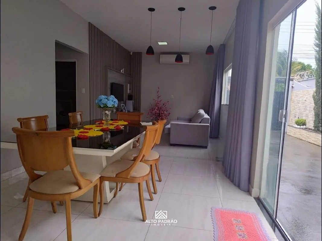 Casa com 146,97m², 2 quartos, sendo1 suíte, completa em armários, 5 vagas de gar...