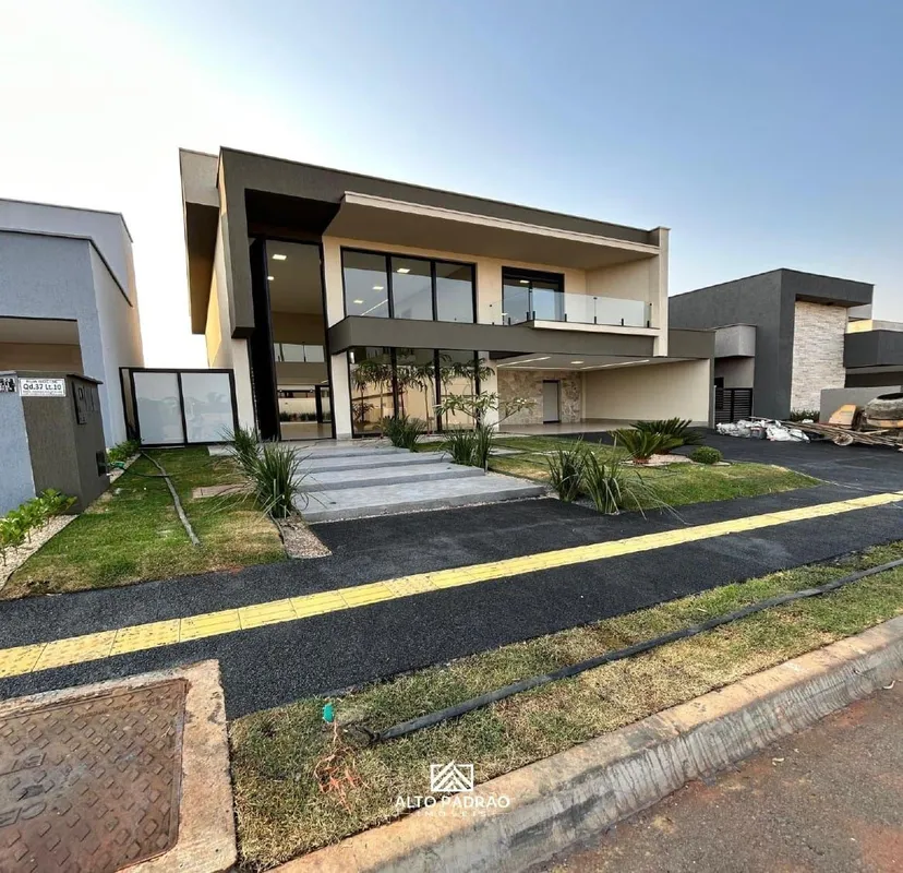 Sobrado Moderno com 4 Suítes à Venda no Residencial Goiânia Golf Clube - Goiânia...