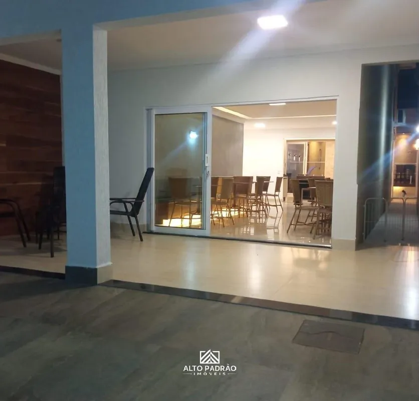 Sobrado com 2 pavimentos, 180m² de área construída, 3 quartos, sendo 2 suítes, 2...