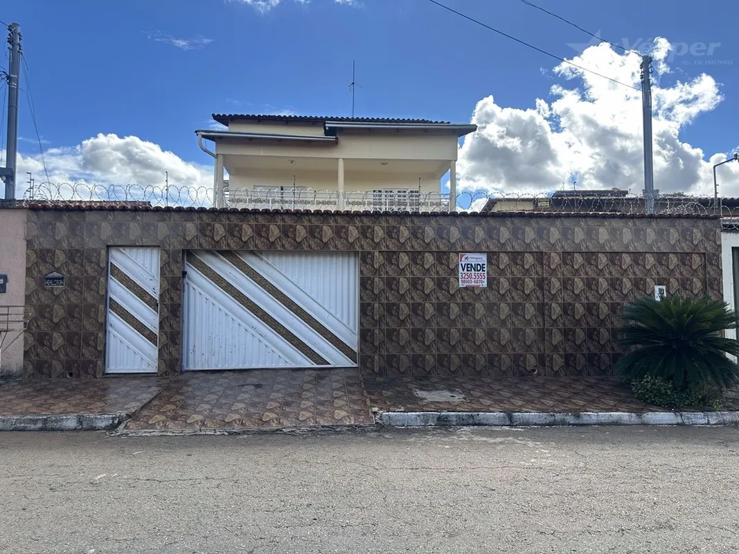 Amplo Sobrado com 341,00m², 3 suítes localizado próximo a Av. Aristóteles no Jar...