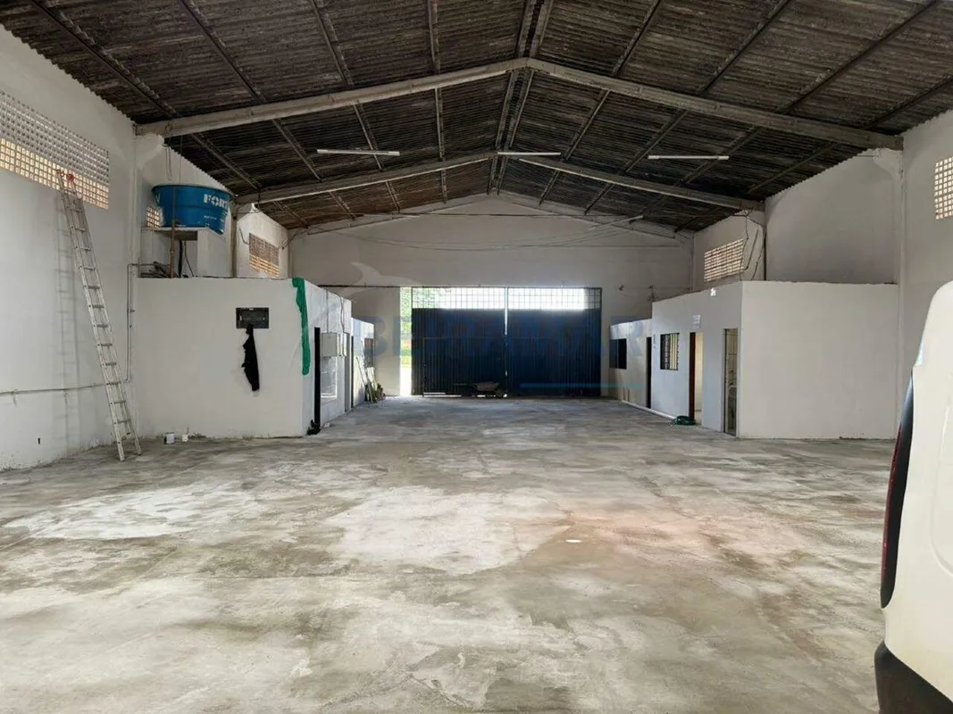Galpão de 400 m², com corredor lateral para carga e descarga, para uso comercial...