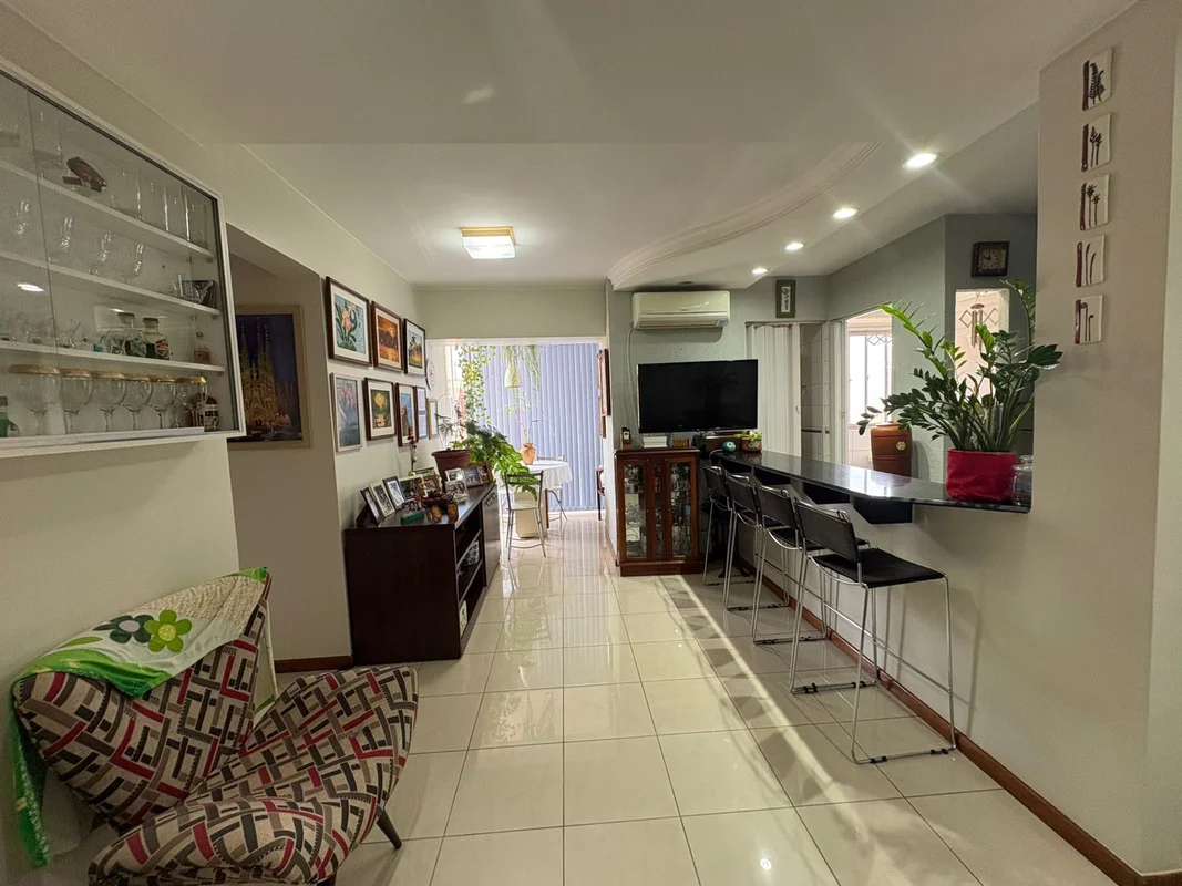 Apartamento reformado na 402 da Asa Norte — elevador novo e vaga no subsoloMorar...