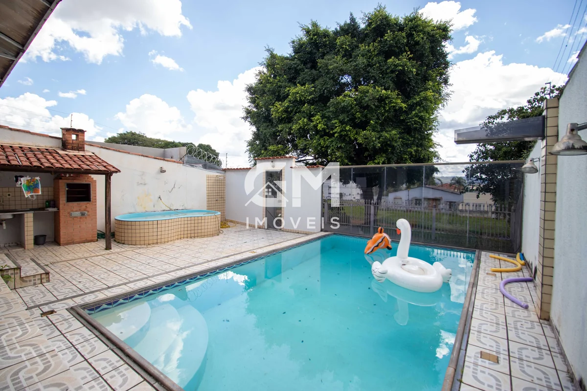 ACEITA FINANCIAMENTO E FGTSCASA DE PAVIMENTO Área construída: 365 M²;Térreo: - 0...