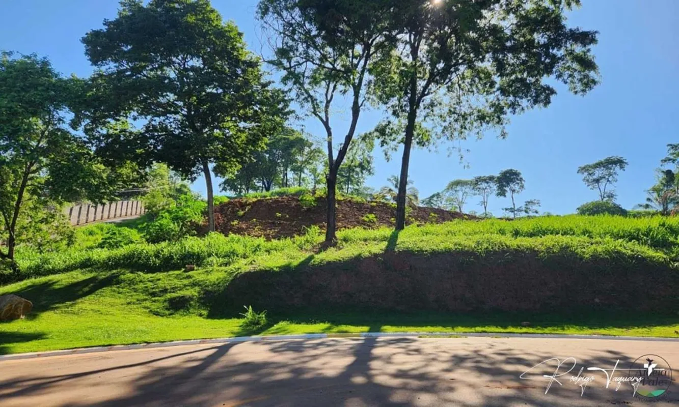 Terreno exclusivo no ponto mais alto do Aldeia do Vale, com 2.525,63 m² e aclive...