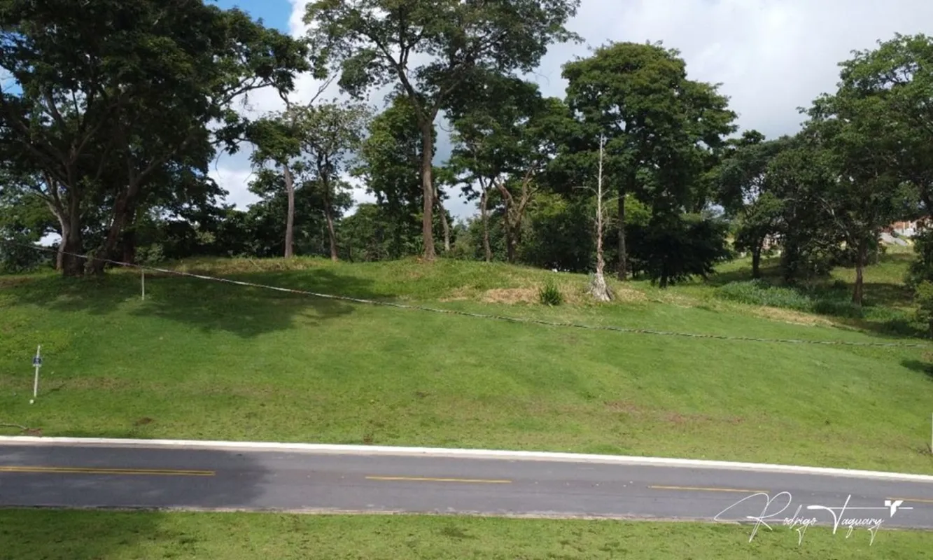 Terreno exclusivo no Aldeia do Vale, com 2.257,28 m², aclive elevado em relação ...
