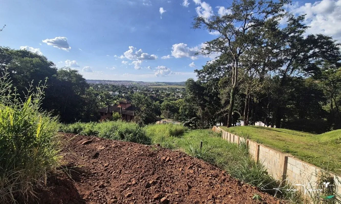Terreno exclusivo à venda no Aldeia do Vale, com plateau elevado em relação ao n...