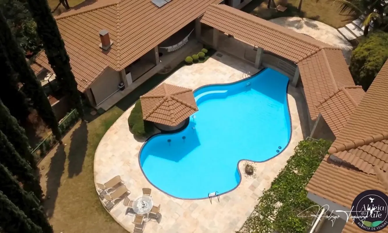 Residência imponente à venda no Aldeia do Vale, em Goiânia, com projeto sofistic...