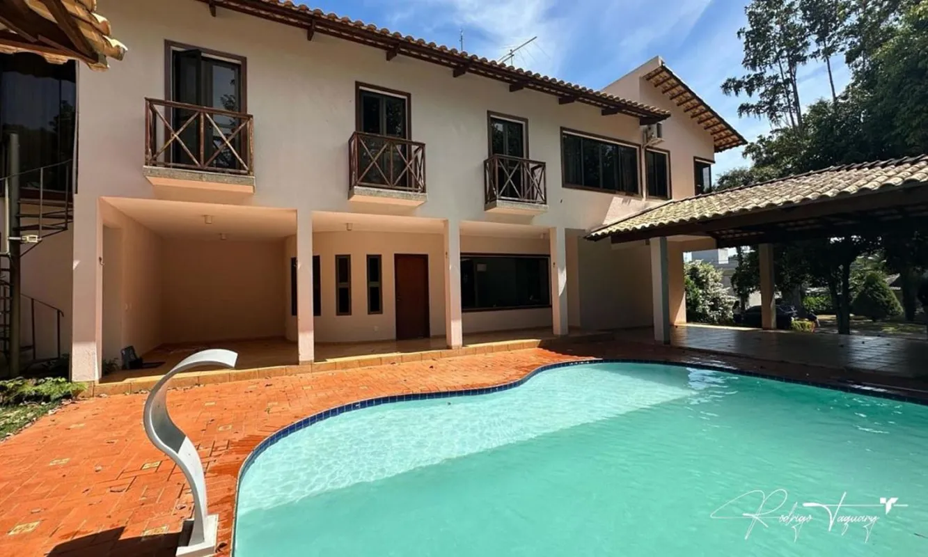 Residência exclusiva à venda no Aldeia do Vale, em Goiânia, localizada em rua se...