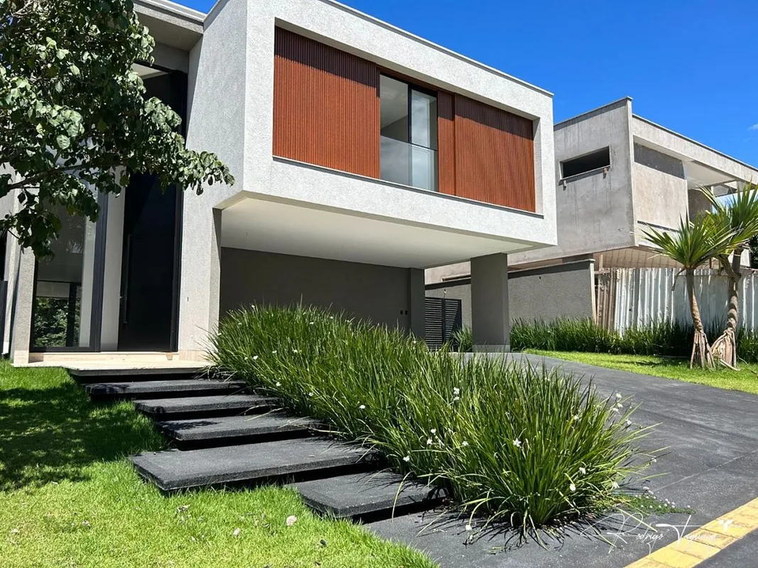 Sobrado de alto padrão no Alphaville Ipês, em Goiânia, com 453 m² de área constr...