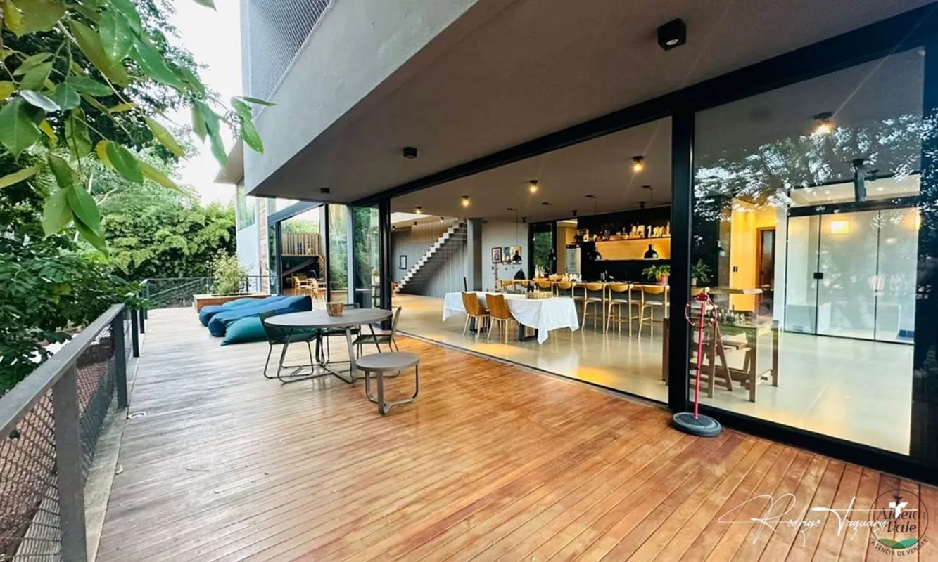 Sobrado contemporâneo à venda no Aldeia do Vale, localizado em terreno de esquin...
