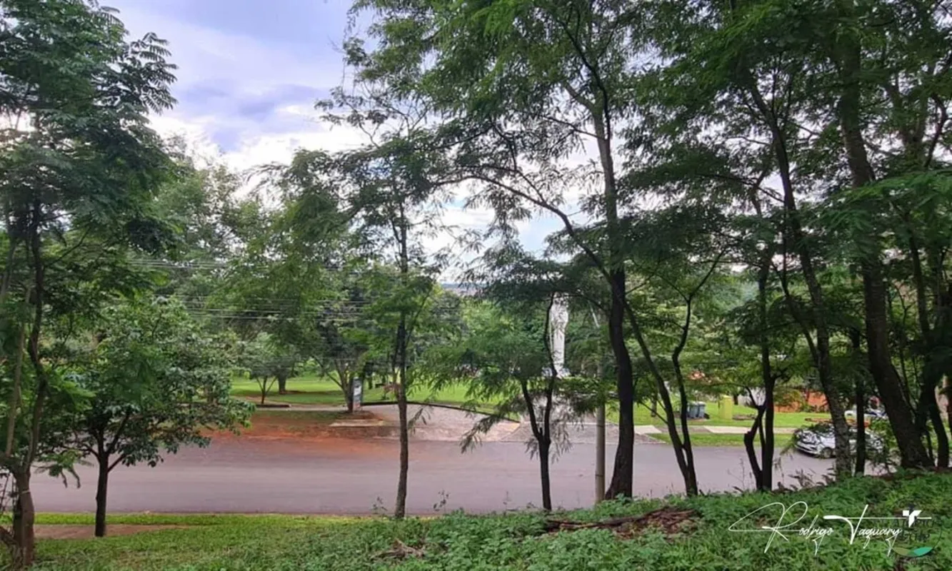 Terreno à venda no Aldeia do Vale, em Goiânia, com plateau acima do nível da rua...