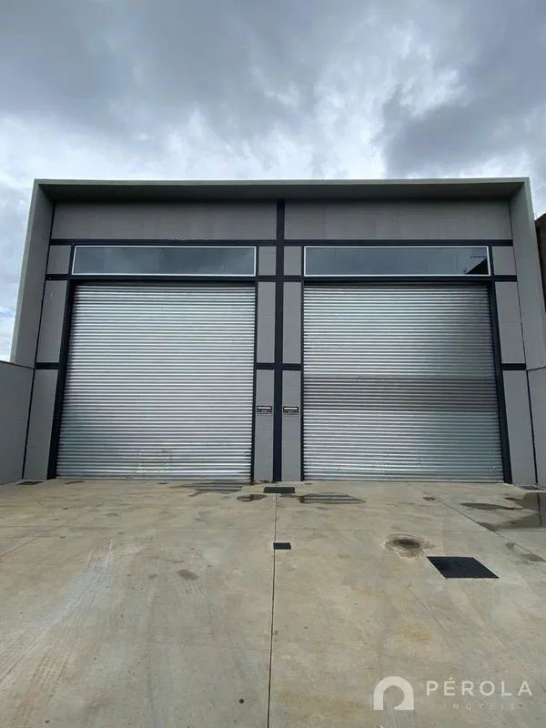 Galpão com 158m². Possui cozinha com balcão, banheiro e lavanderia no piso um. M...