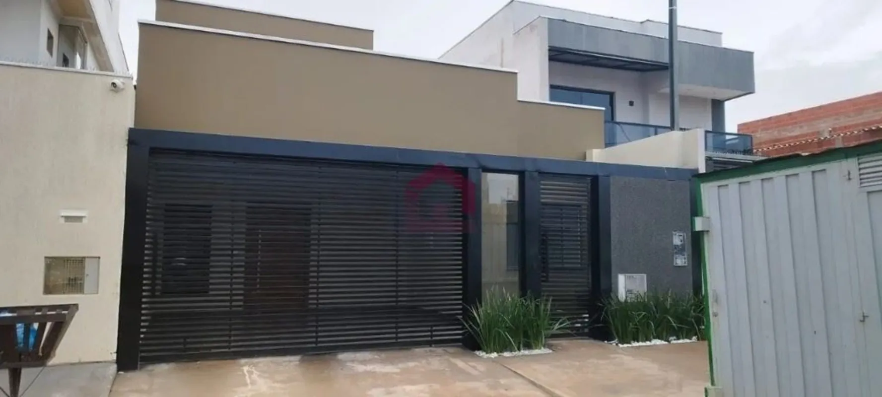 A Fernandes & Coelho Imóveis apresenta uma casa moderna na QE 56, Conjunto H, no...