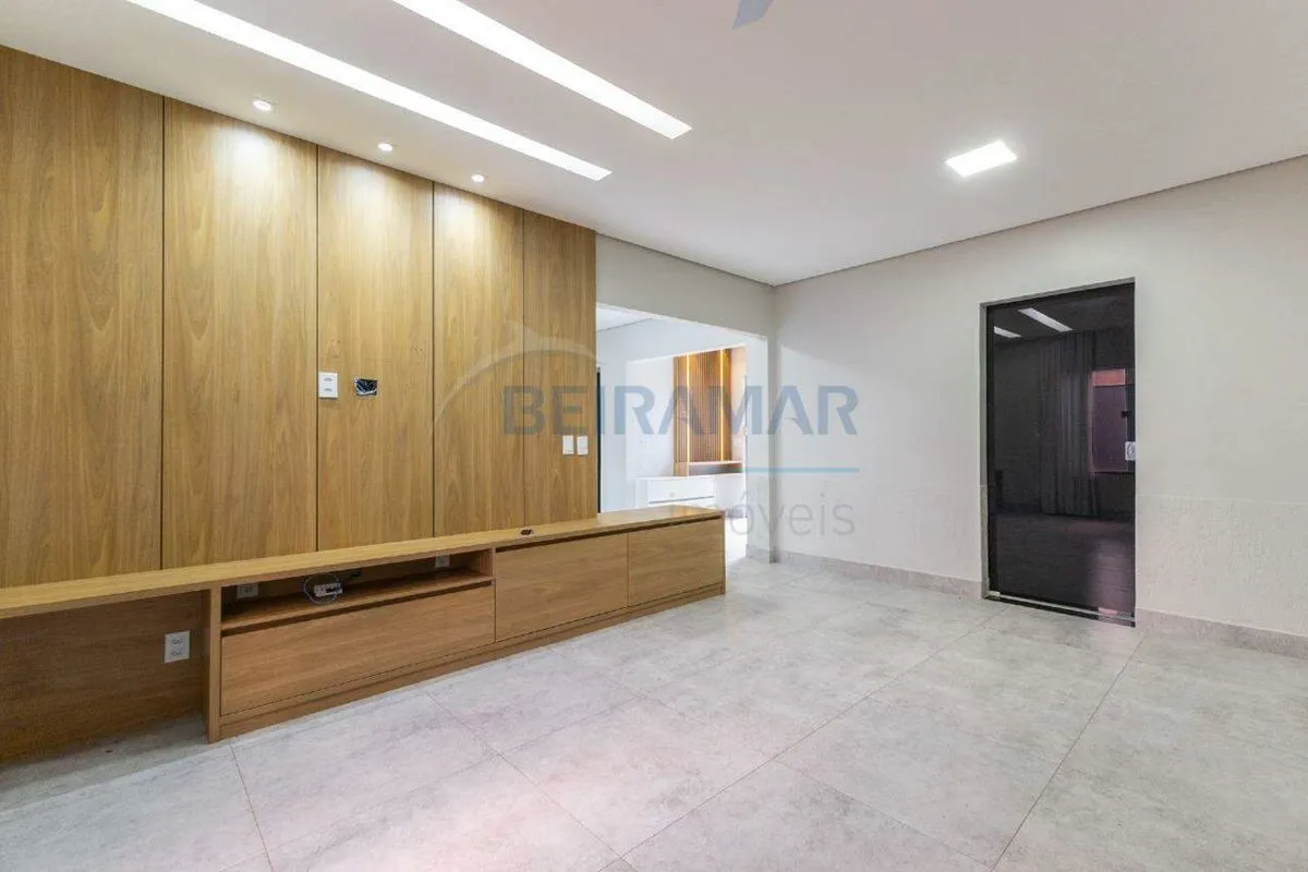 Casa moderna com 3 quartos e piscina em ArniqueirasDescrição:Linda casa à venda,...