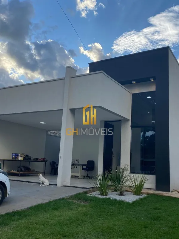 GH2174A casa possui - Sala ampla com pé direito alto, trazendo mais iluminação e...