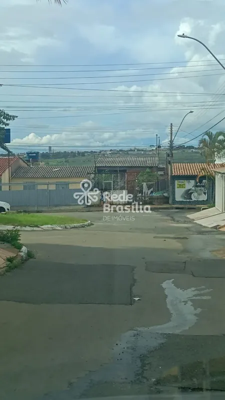 Casa necessita de reforma na QR 402, potencial de valorização. - Localização Est...