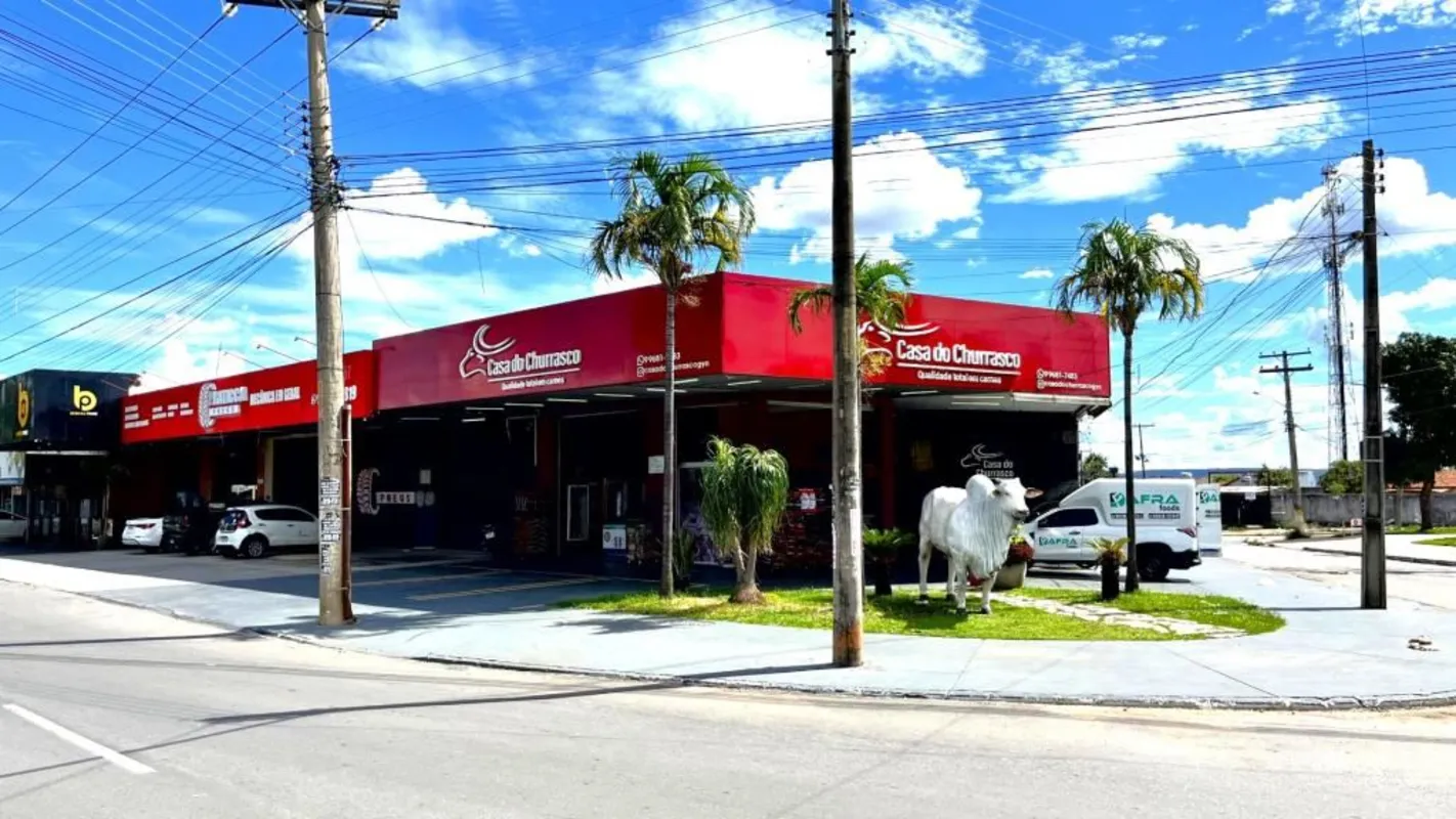 Loja comercial em galeria de esquina viva, com aproximadamente 58m2, porta de aç...
