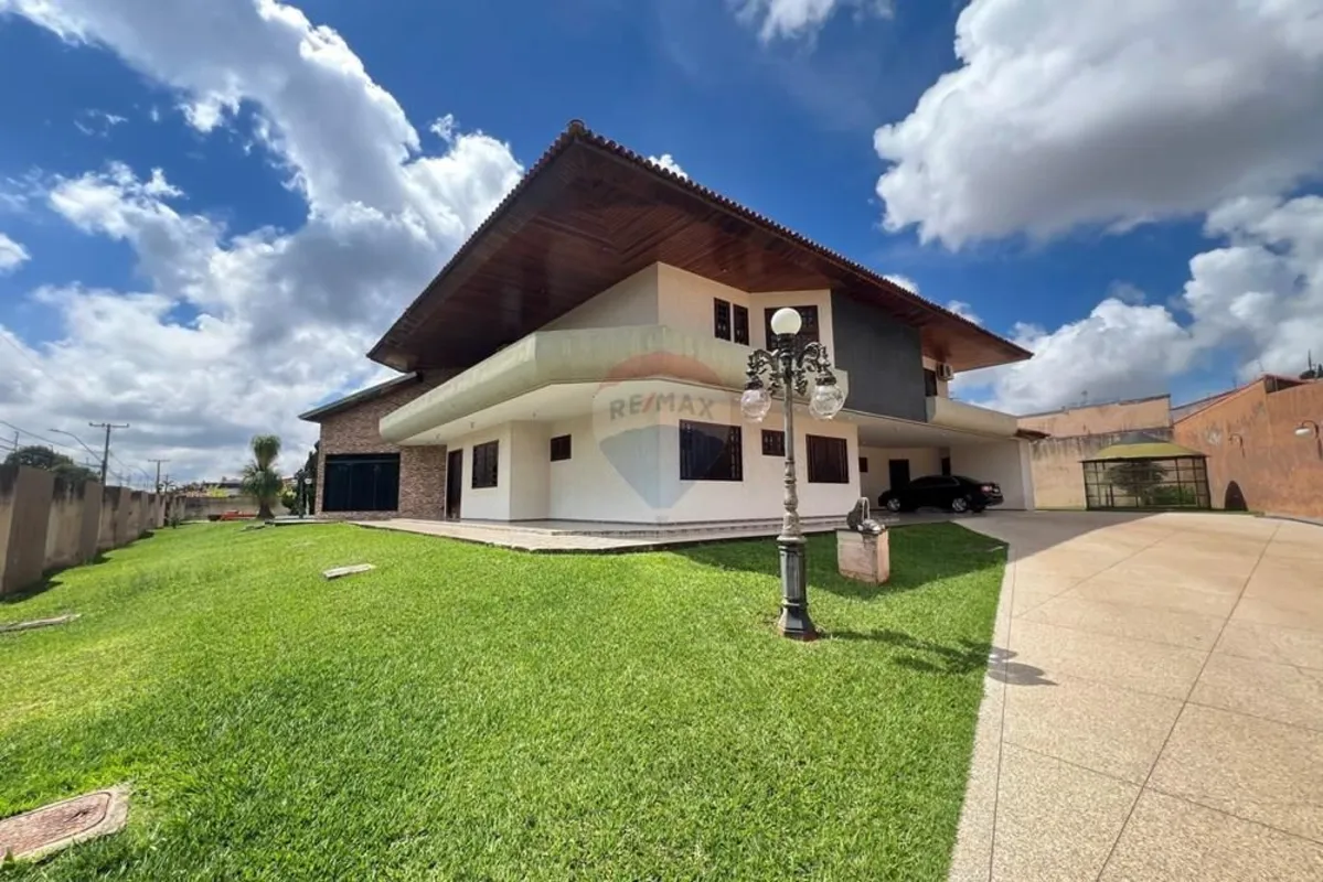 No prestigiado Setor de Mansões de Taguatinga, esta propriedade singular traduz ...