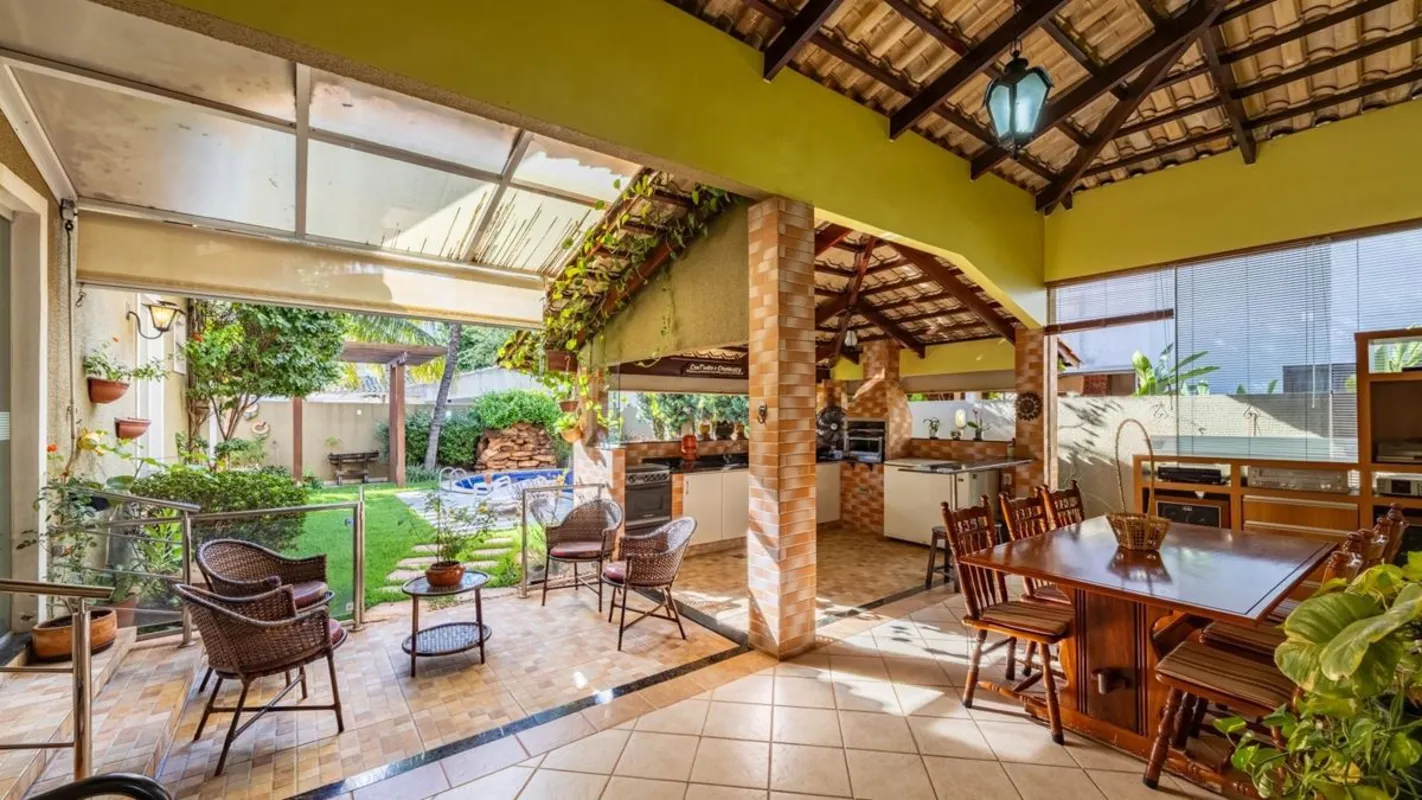 Sobrado com lazer completo, jardim e piscina no Residencial GranvilleEste sobrad...