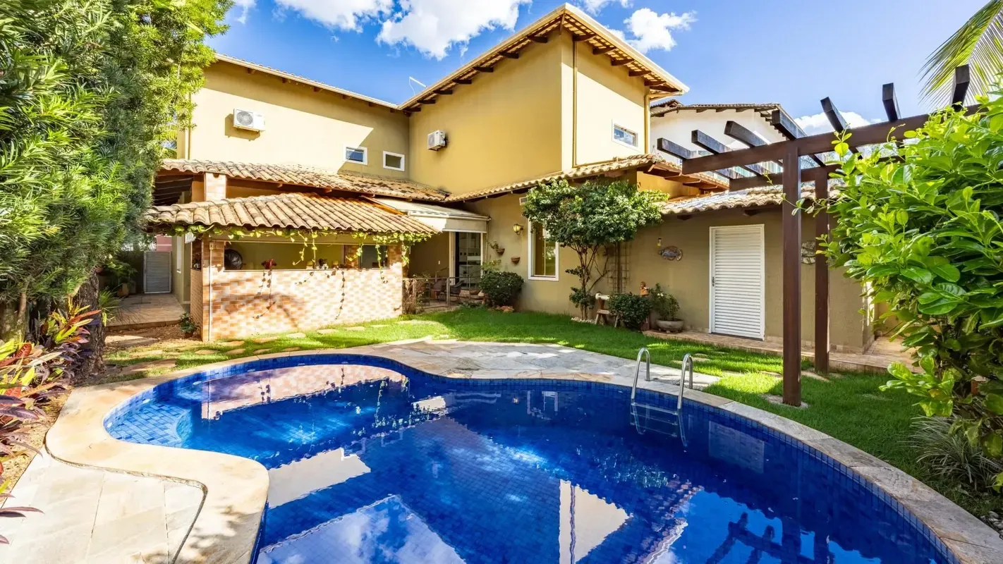 Sobrado com lazer completo, jardim e piscina no Residencial GranvilleEste sobrad...