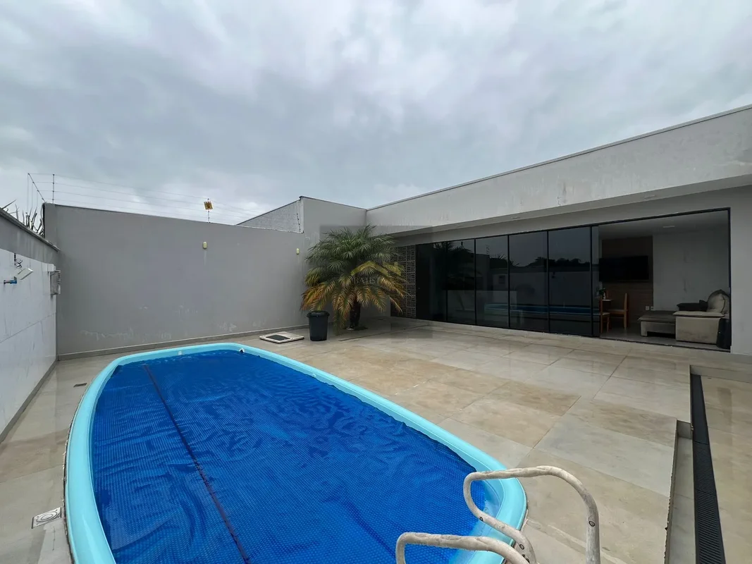 Batista Soluções Imobiliárias vende:Casa em condomínio fechado une sofisticação,...