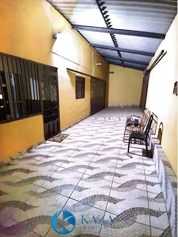 A casa conta com sala, cozinha, dois quartos, dois banheiros na cerâmica, sendo ...